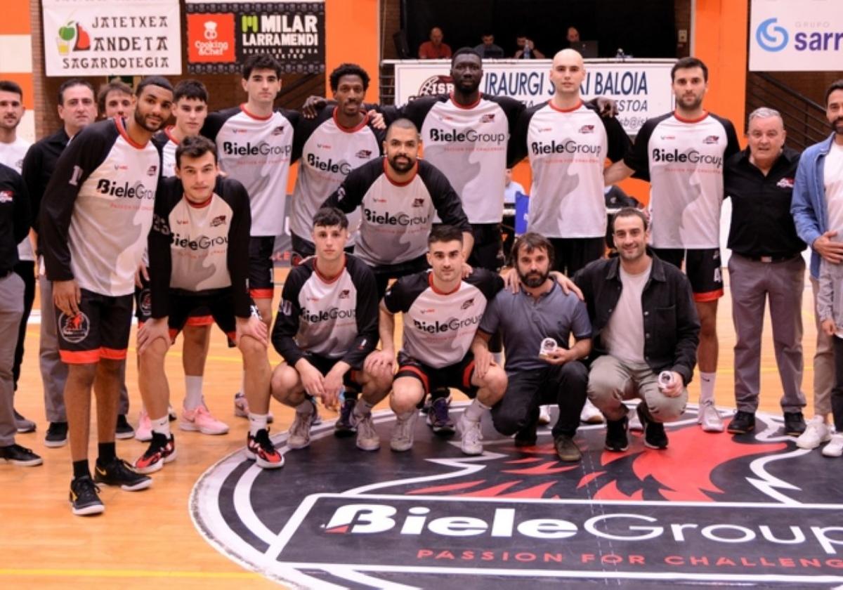 Jugadores del Biele ISB posan con los homenajeados.