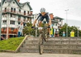 Urrestarazu desciende unas escaleras durante la prueba en bici.