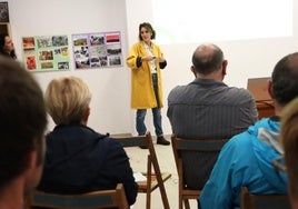 La alcaldesa Joana Mendiburu, en las reuniones celebradas para explicar la nueva ordenanza tributaria.