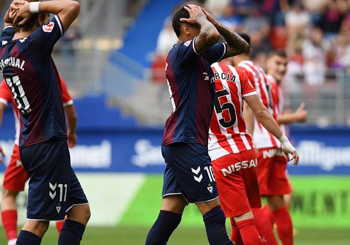 Jorge Pascual y Matheus se lamentan de una oportunidad fallada.