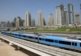 Metro de Dubai, circulando por una zona exterior.