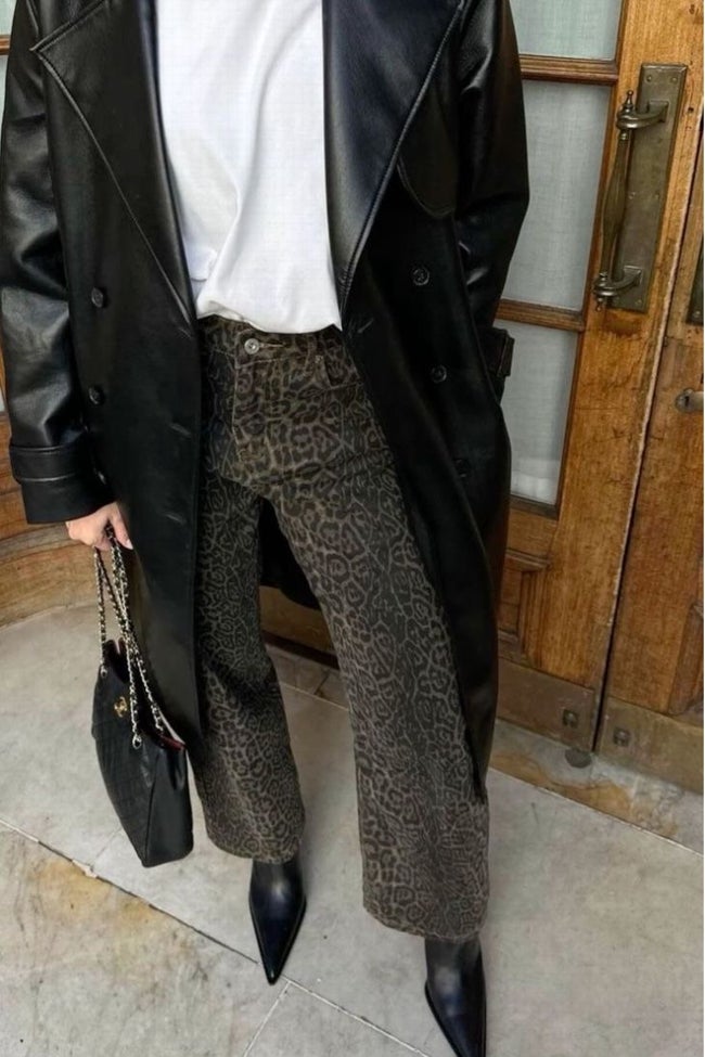 Look con gabardina + 'animal print'