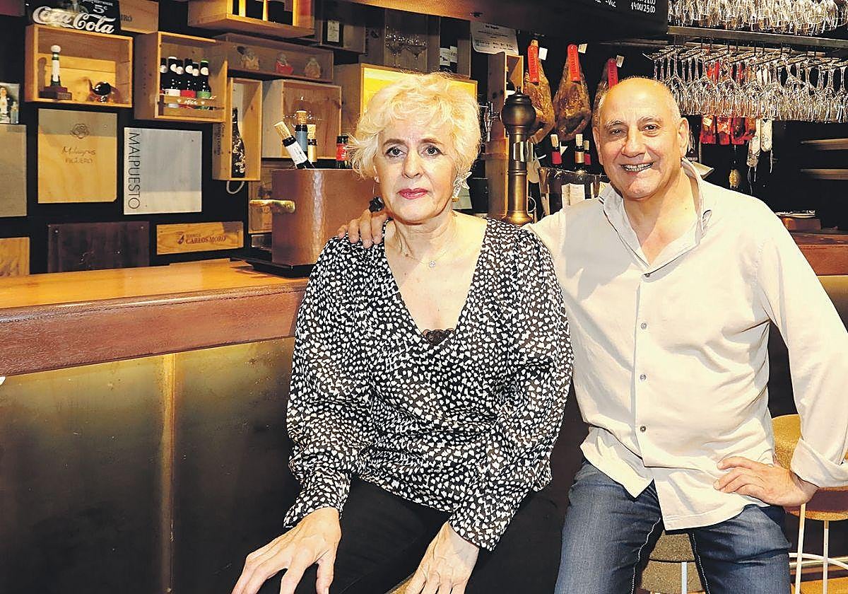 Miryam Pérez y Carlos Estévez, propietarios del Bar Kapela de San Sebastián