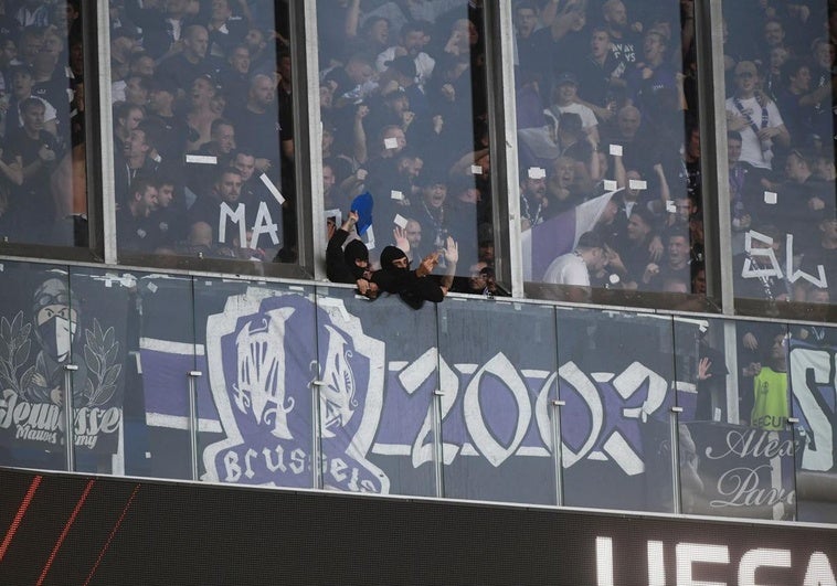 Ultras del Anderlecht lanzando asientos en Anoeta