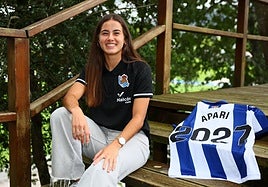 Nahia Aparicio posa con la camiseta de la Real Sociedad en la que se anuncia su renovación hasta 2027.