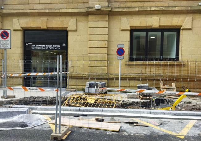 Se está actuando para adecuar el bordillo de entrada al centro de salud.