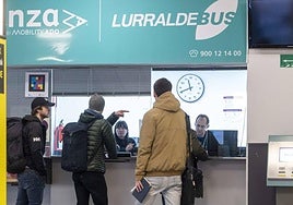Viajeros comprando un billete en la estación de autobuses de Donostia.