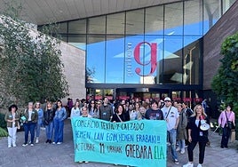 Protesta de trabajadoras y trabajadores hoy ante las tiendas del sector en Garbera, Donostia.