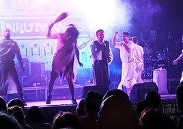 El grupo Los Inhumanos, durante su actuación en las fiestas del barrio Berazubi.