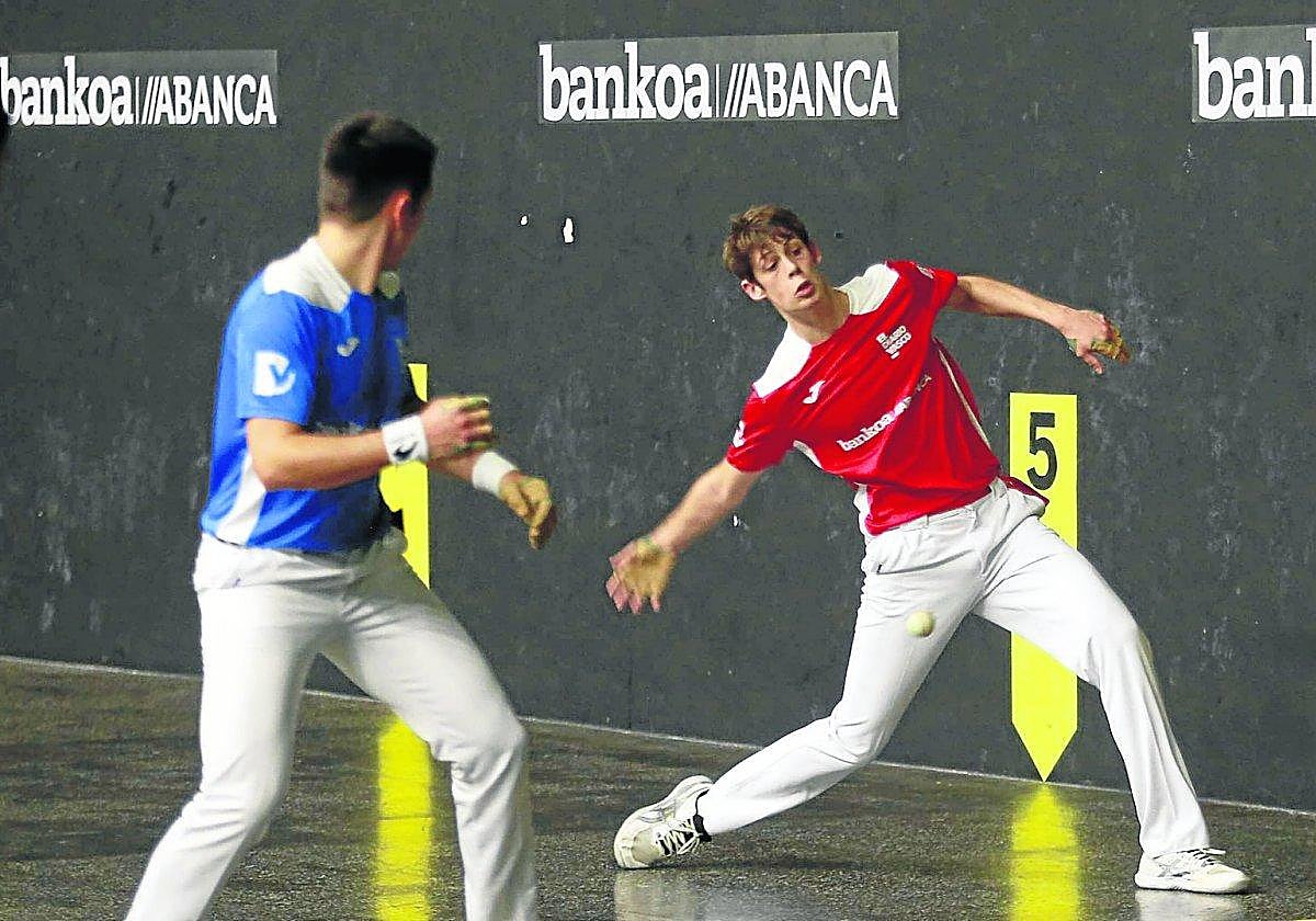 Artea Goiburu suelta un derechazo en presencia de Beñat Labaka en la edición de 2023, en Amezketa.