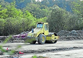 Una máquina trabaja en el parking provisional del hospital.