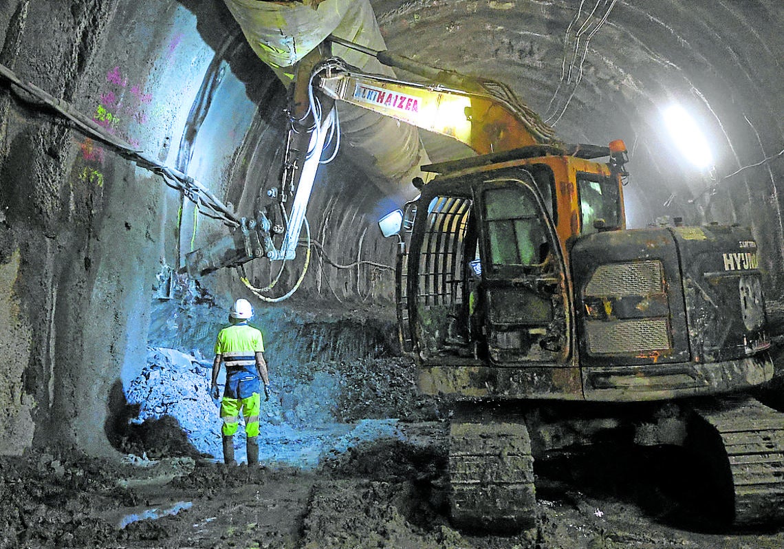 Una taladradora de grandes dimensiones 'perfila' las paredes del túnel bajo La Concha para completar el trabajo de la rozadora.