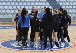 El entrenador y las jugadoras del Bera Bera durante un entrenamiento.