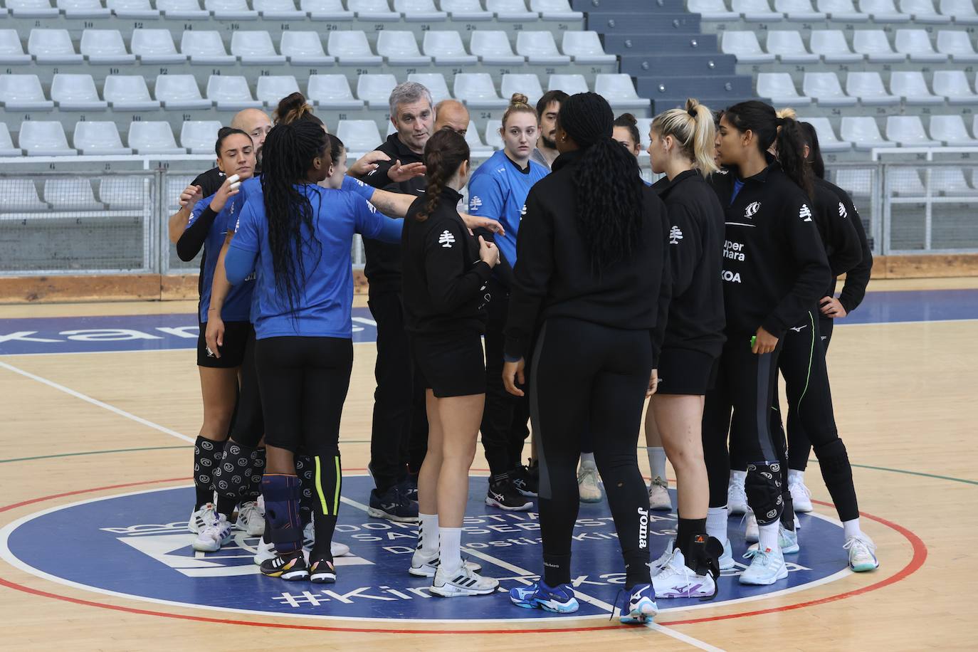 El entrenador y las jugadoras del Bera Bera durante un entrenamiento.