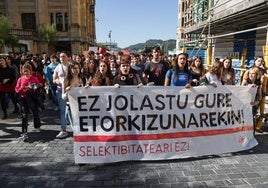 La manifestación pasa junto al ayuntamiento de San Sebastián.