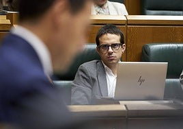 El lehendakari, en el pleno de ayer en Vitoria.