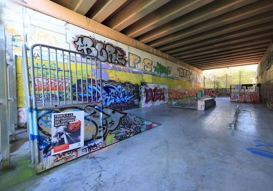 Skate park de Larratxo, que debe ser remodelado por Donostia Kirola, repleto de grafitis y pintadas.