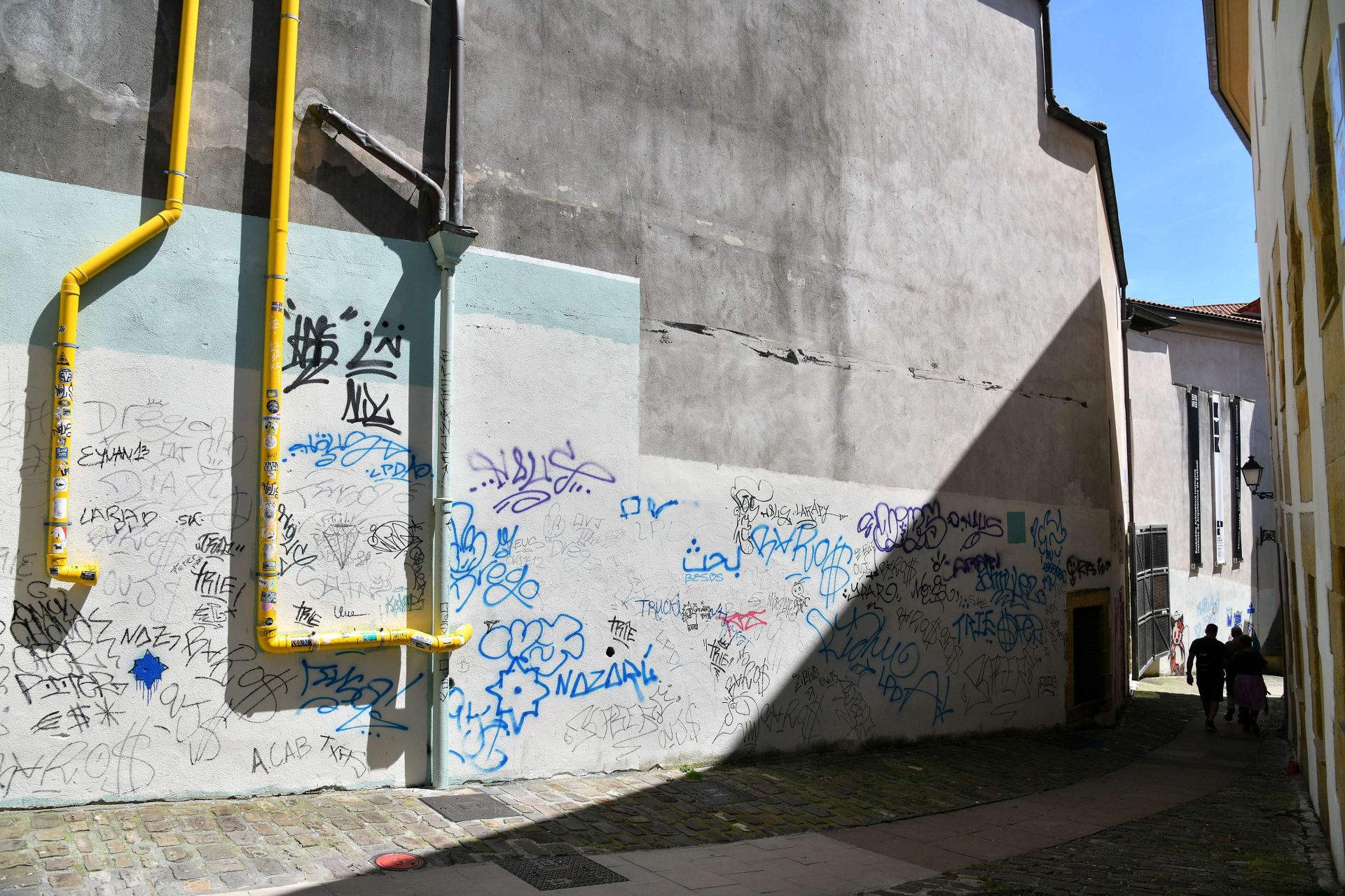 Acceso a la subida de Urgull lleno de pintadas este verano.