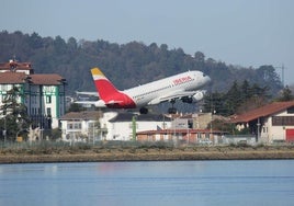 Un avión de Iberia despega desde el aeropuerto de Hondarribia dirección Madrid.