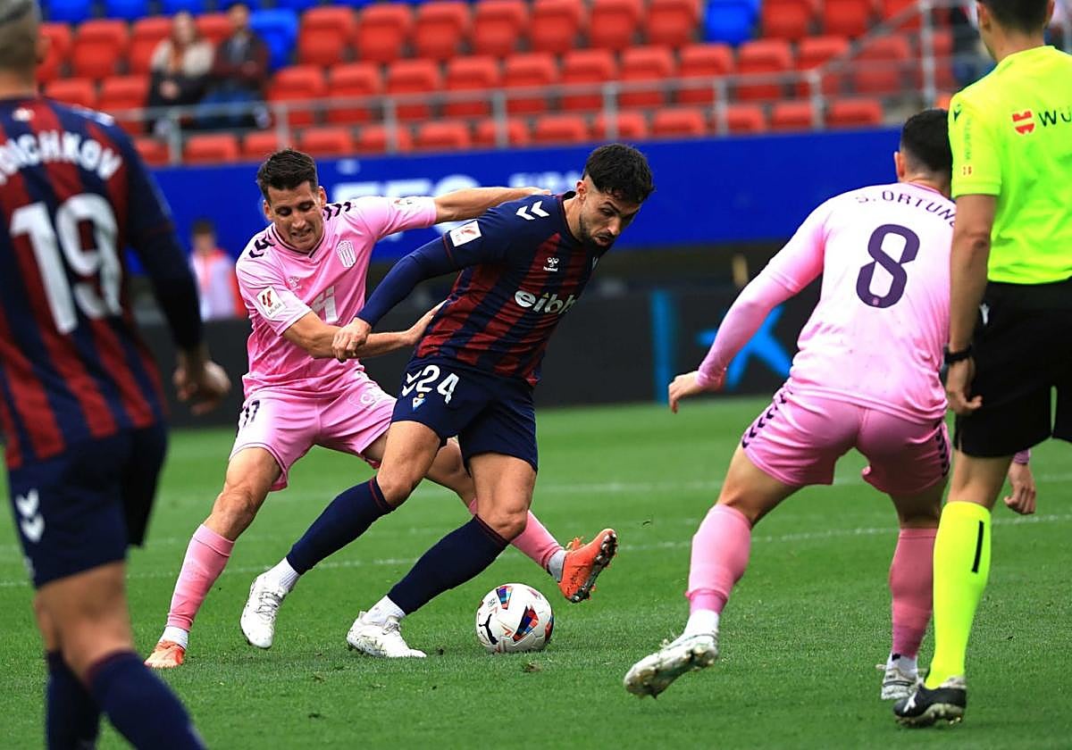 Nolaskoain defiende la posesión ante un jugador del Eldense en el encuentro del pasado curso.