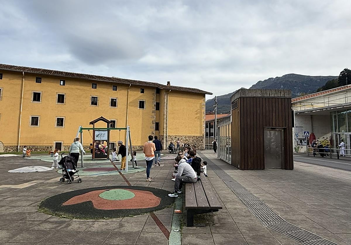 El parque de San Juan, junto al polideportivo y la ikastola, estrenará zona cubierta y fuente.