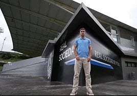 Martin Zubimendi posa para LaLiga World