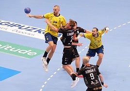 Lindqvist frena a Asier Nieto en un lance del Bidasoa contra el Ademar en Artaleku