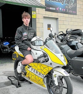 Beñat Fernández con su moto de entrenamientos en el taller de su aita Imanol en Andoain.