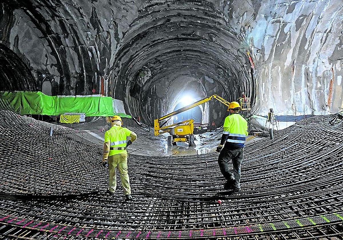 Operarios del Topo, en uno de los túneles.