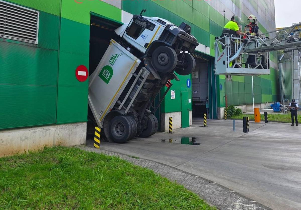 La curiosa imagen del camión de basura.