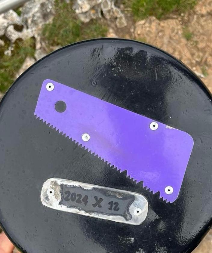 Imagen secundaria 2 - Los restos del corte de la cruz del Udalatx encontrados esta mañana de sábado.