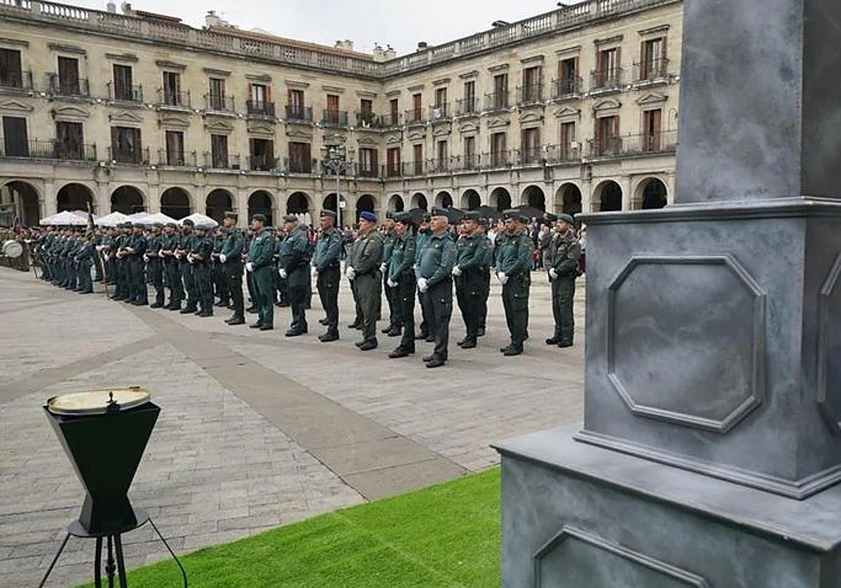 Agentes de la Guarida Civil forman frente a la plaza de España de Vitoria.