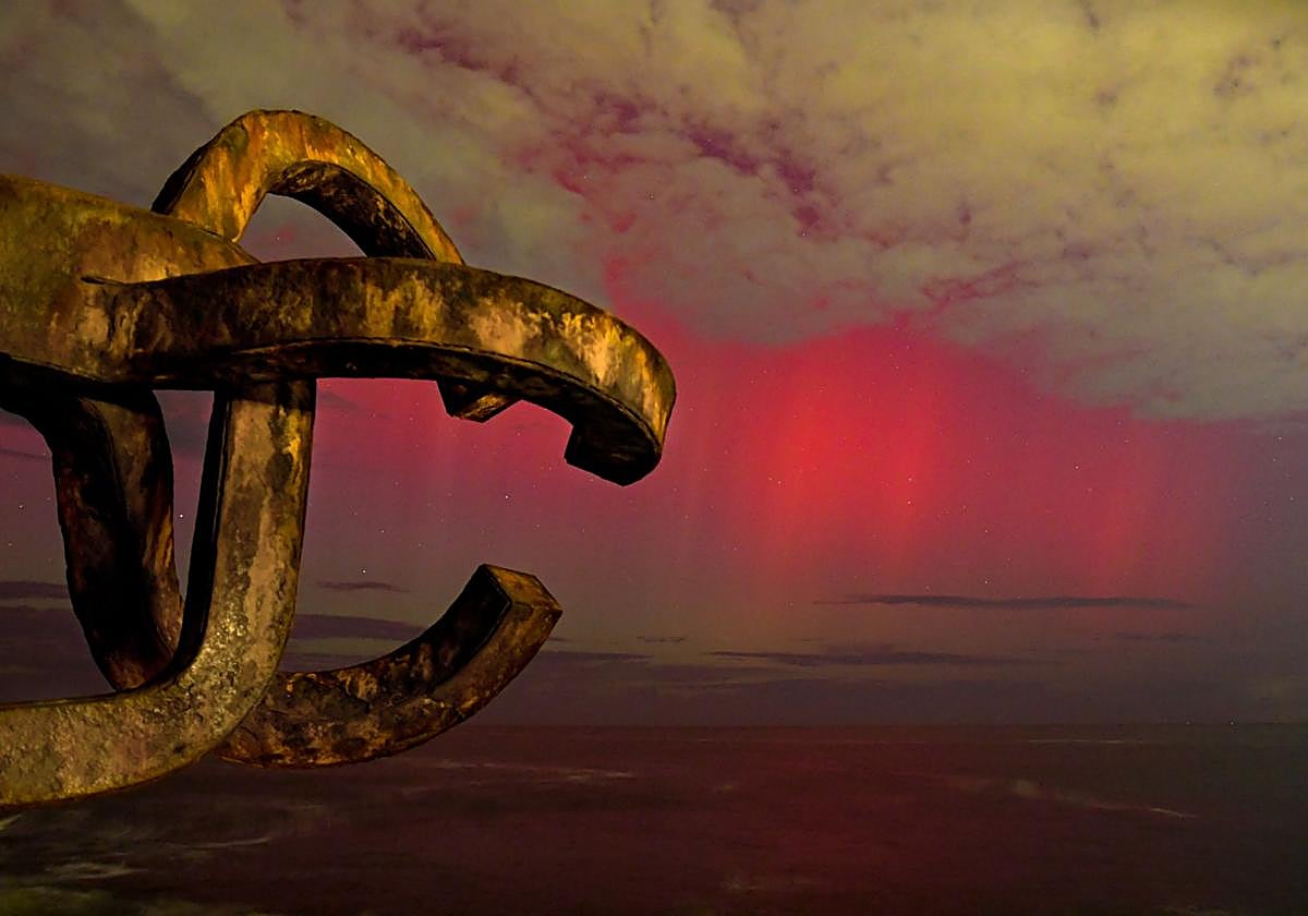 Fotografía del Peine del Viento toma a la una y cuarto de la madrugada del viernes con una exposición de 2,5 segundos.