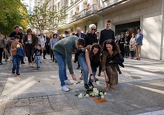 Hijos y nietos de Motos colocan las flores en la placa en su memoria.