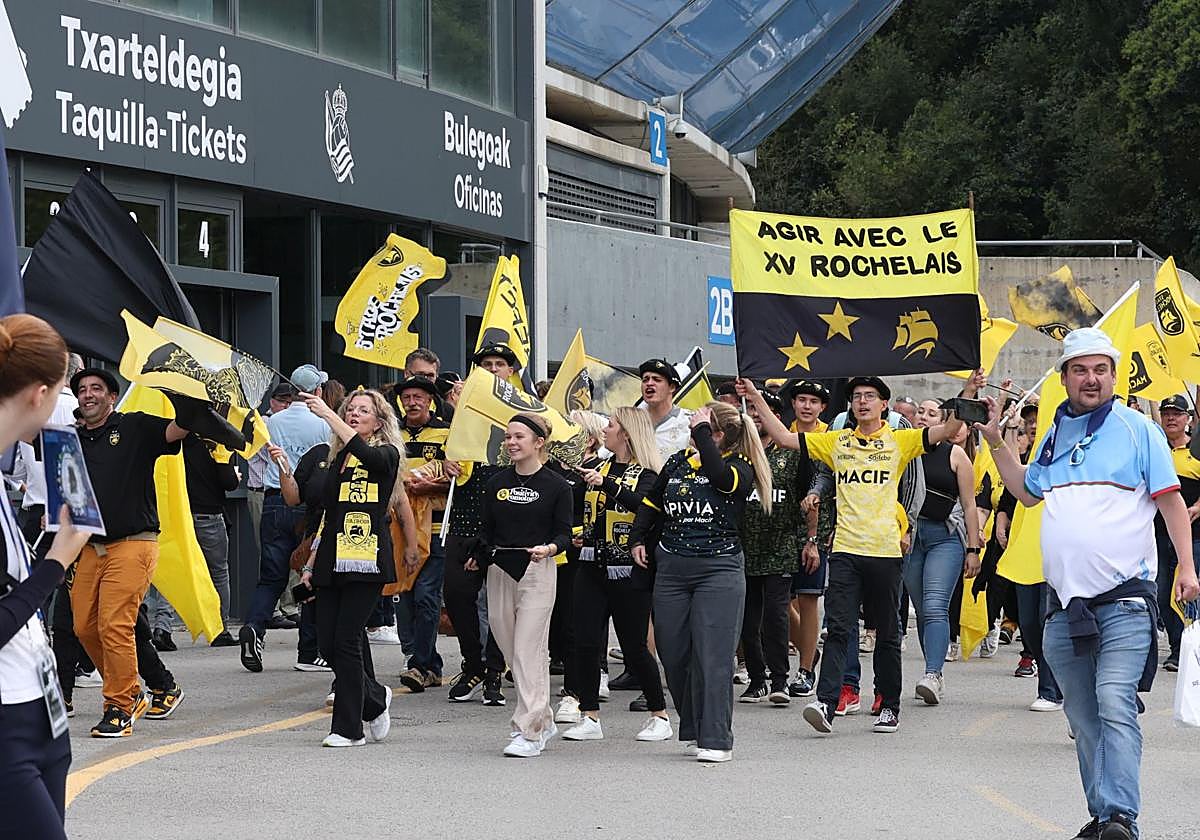 Aficionados del Aviron y de La Rochelle, en los alrededores de Anoeta.