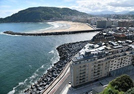 Vista de la desembocadura del río Urumea, la playa de Zurriola y el barrio de Gros desde Urgull.