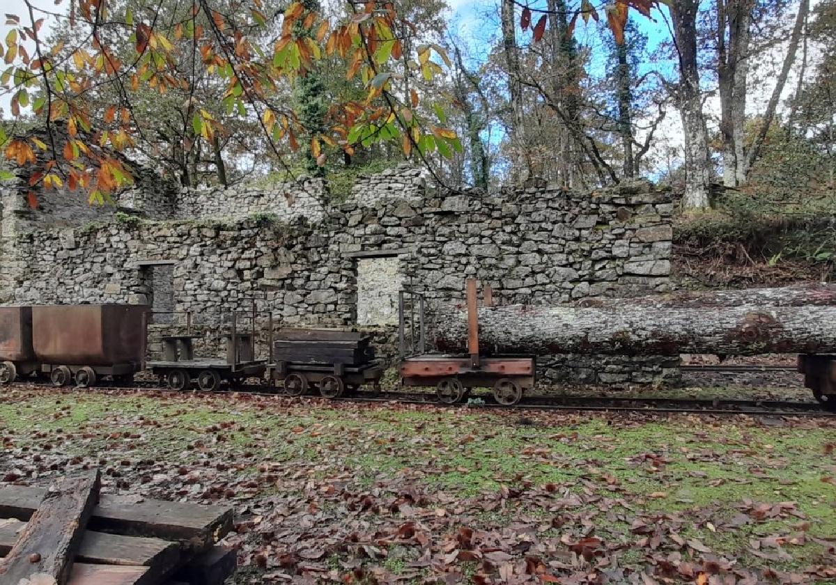 Los restos de la estación de Planoburu con las vagonetas traídas a Oiartzun para mostrarlas como en un museo al aire libre.