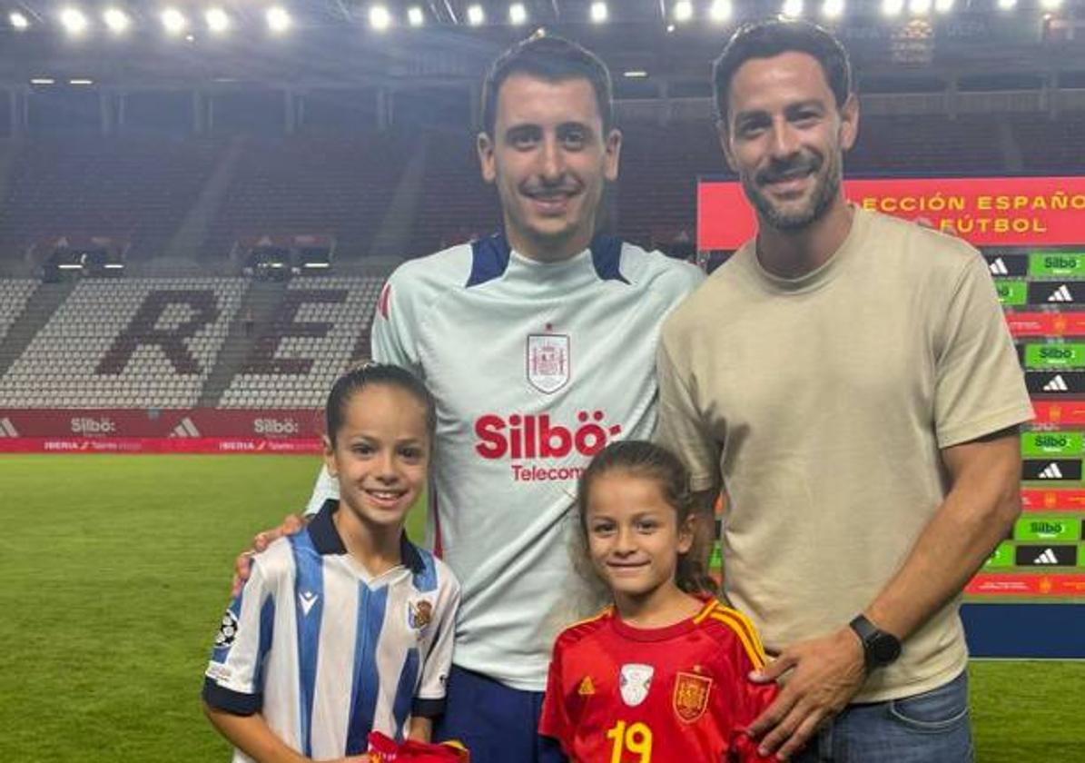 Oyarzabal posa con De la Bella y sus hijos Enzo, con una camiseta de la Real de la Champions, y Paris, con la elástica de España