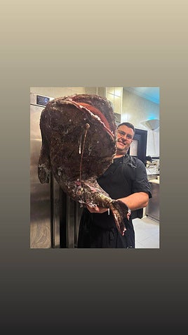 Una imagen de Santi Ríos con el rape en la cocina del restaurante Piper de Mutriku.