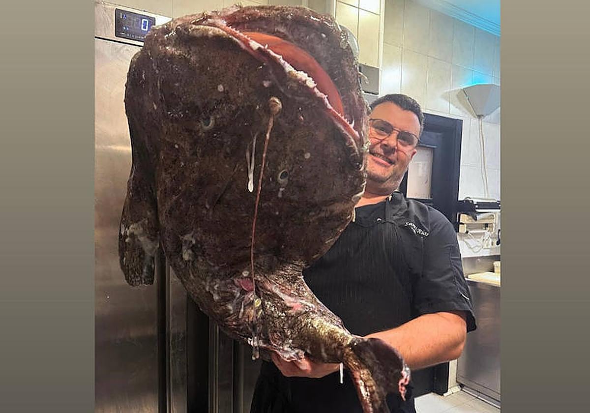 Una imagen de Santi Ríos con el rape en la cocina del restaurante Piper de Mutriku.