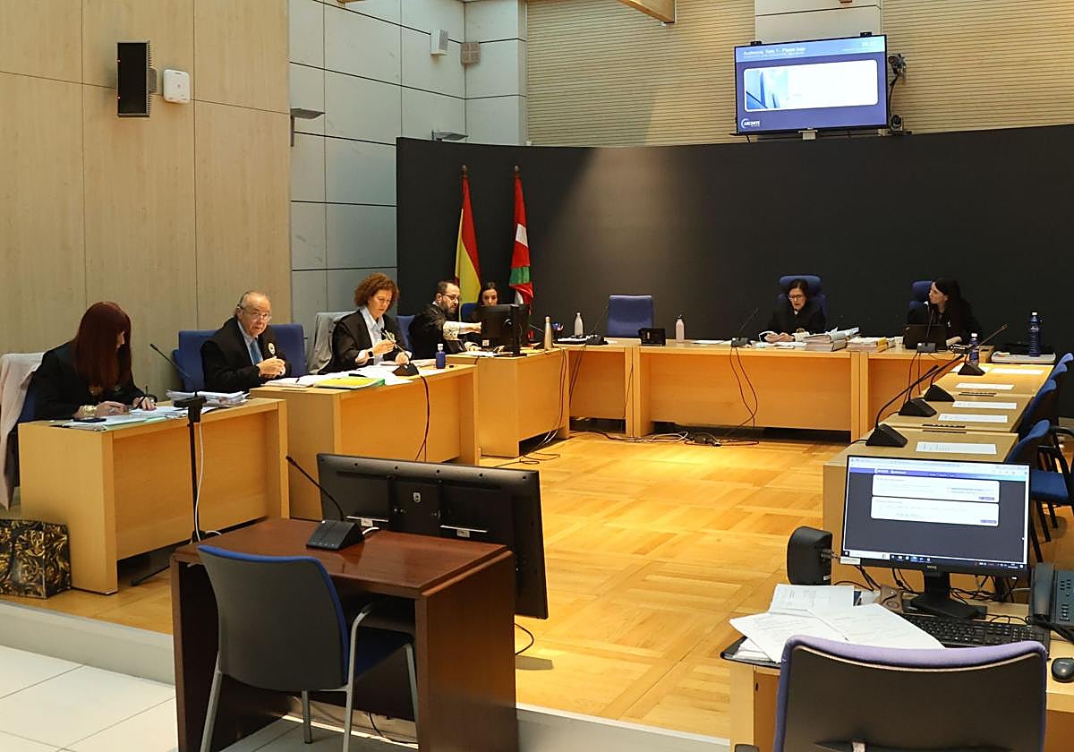 Las defensas, el Ministerio Fiscal y la Magistrada Presidenta que participan en el juicio por el crimen de Aintzane Pujana.