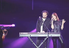 Leire Martínez, junto con Xabi San Martín, en un concierto.
