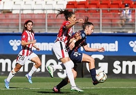 Ane Campos defiende el balón ante los intentos de la central leona Maddi.
