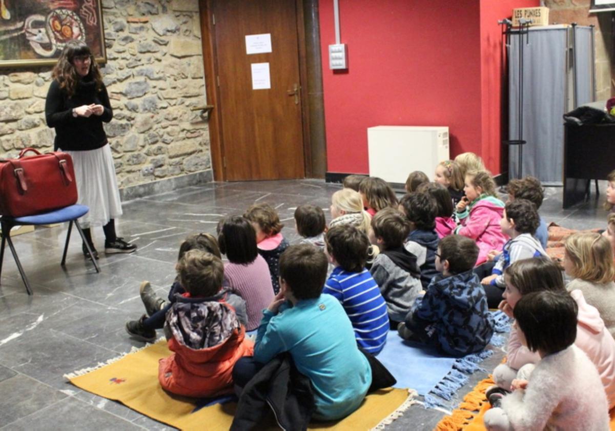 Lur Korta durante una sesión anterior en la biblioteca Manuel Lekuona.