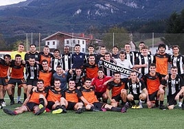 Los naranjas del Hangover, y los blanquinegros del Weinguter, posaron juntos tras la final de la supercopa de fútbol disputada el sábado en Azkoagain.