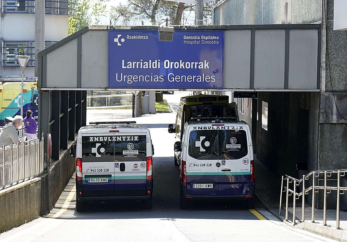 Dos ambulancias junto a la entrada de las Urgencias del Hospital Donostia.