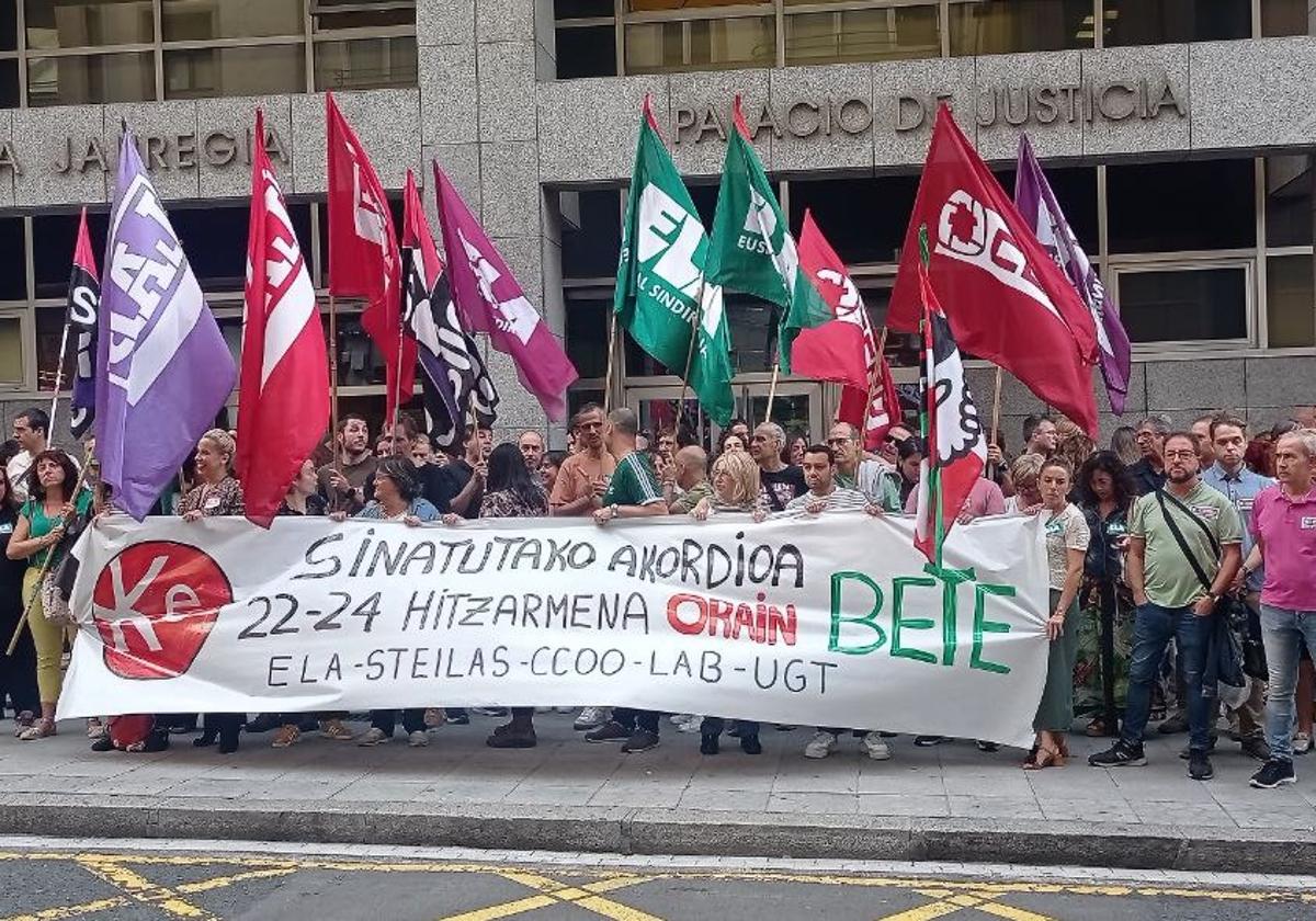 Decenas de representantes sindicales, reunidos este martes en Bilbao.