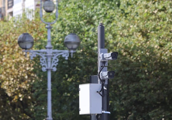 Cámaras de control de la zona de bajas emisiones en el Centro de San Sebastián.