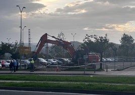 Excavadora trabajando en la zona del parking más próxima a Onkologikoa donde se han suprimido un centenar de plazas.