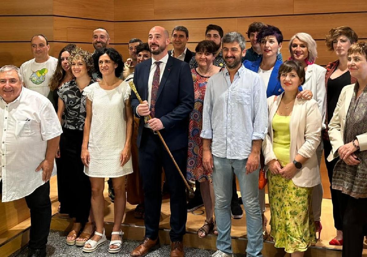 El alcalde Jon Iraola con la makila junto al portavoz del PNV en el ayuntamiento de Eibar, Josu Mendicute.